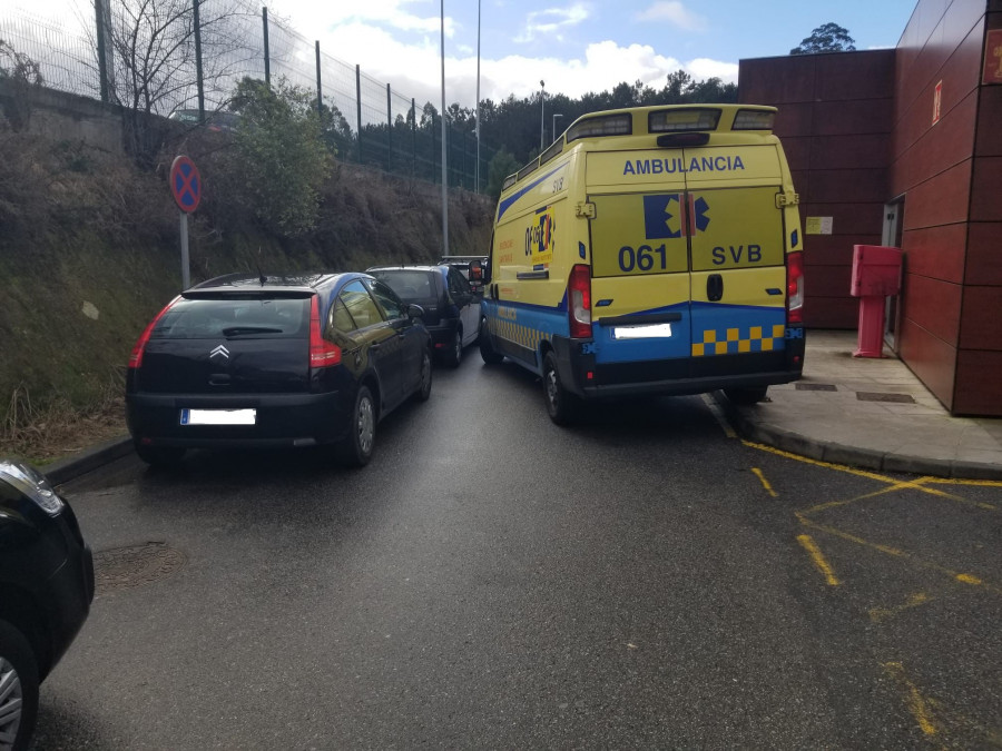 Coches mal aparcados obstaculizan la entrada y salida de ambulancias en el Hospital do Salnés