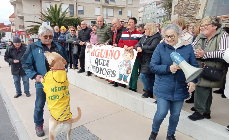 Aguiño se concentra en demanda de cobertura de médicos 100% al grito de “conselleiro, mentireiro”