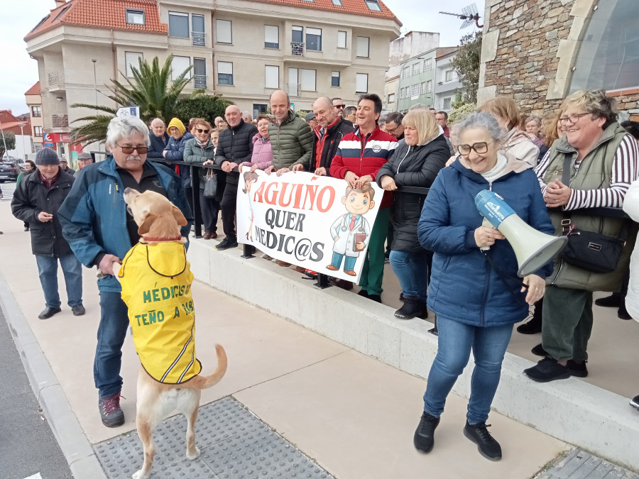 Aguiño se concentra en demanda de cobertura de médicos 100% al grito de “conselleiro, mentireiro”