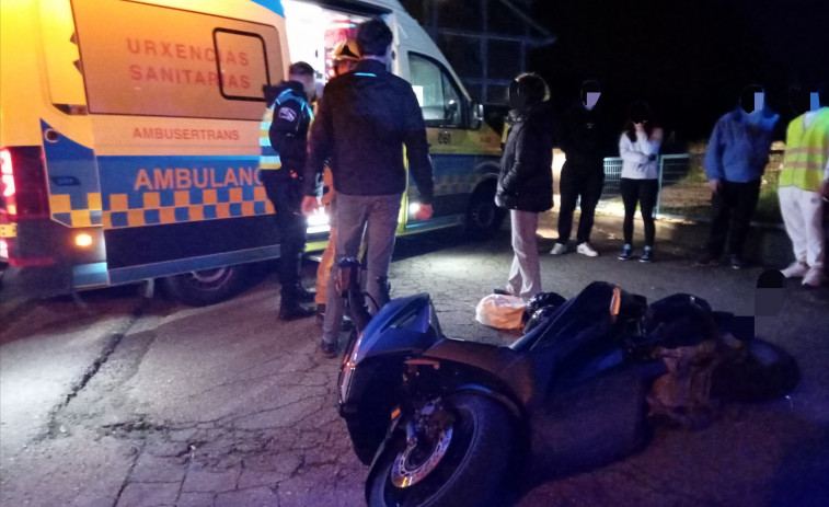 Heridos dos jóvenes en un accidente entre la moto en la que iban y un coche en la Avenida de Ferrol, en Ribeira