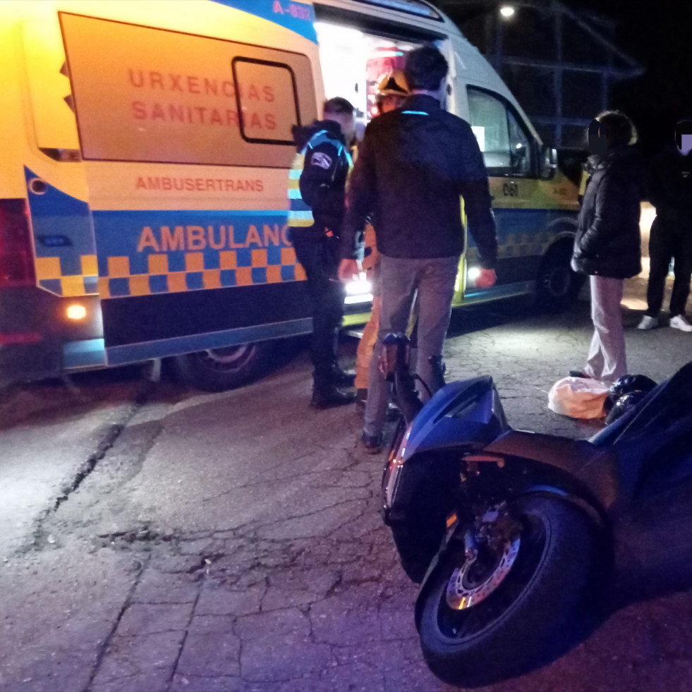 Heridos dos jóvenes en un accidente entre la moto en la que iban y un coche en la Avenida de Ferrol, en Ribeira