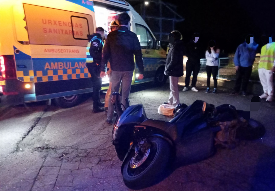 Heridos dos jóvenes en un accidente entre la moto en la que iban y un coche en la Avenida de Ferrol, en Ribeira