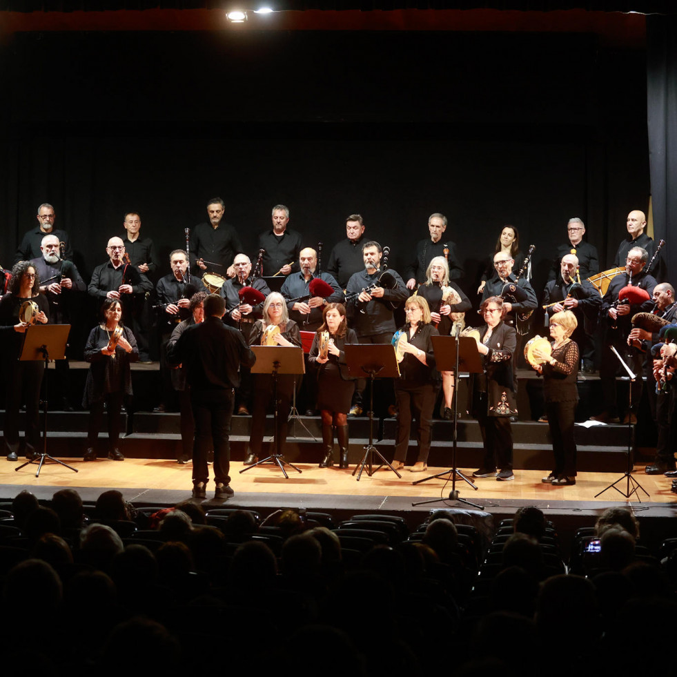 La música folk de Etrad despide el ciclo “Cultura ao quente” de Cambados con gran éxito