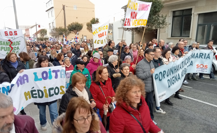 Unas 350 personas secundan en Aguiño la manifestación para demandar la cobertura 100% de sus dos médicos