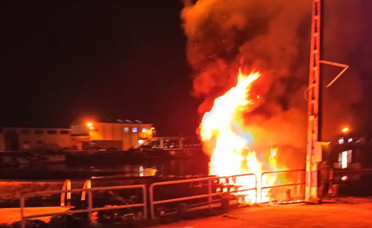 Un incendio afecta de madrugada a unas 130 nasas de pesca apiladas en el puerto de Ribeira