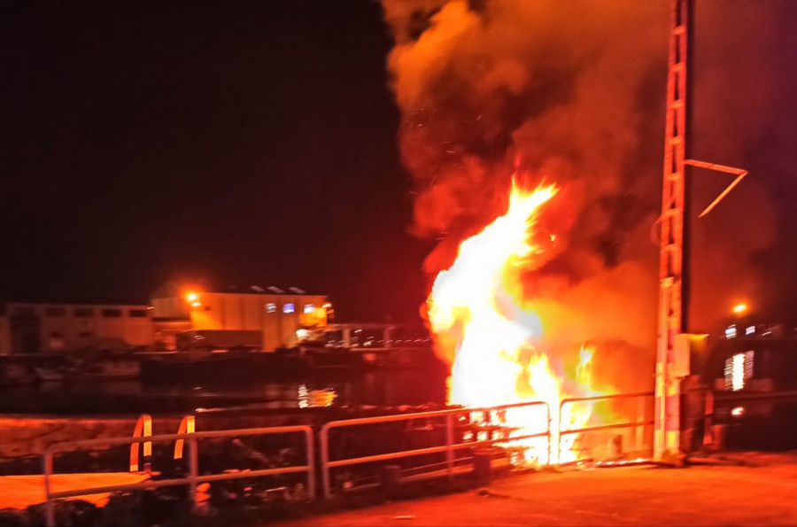 Un incendio afecta de madrugada a unas 130 nasas de pesca apiladas en el puerto de Ribeira