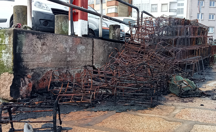 Valoran en unos 4.000 euros los daños de un incendio de nasas apiladas en el puerto de Ribeira