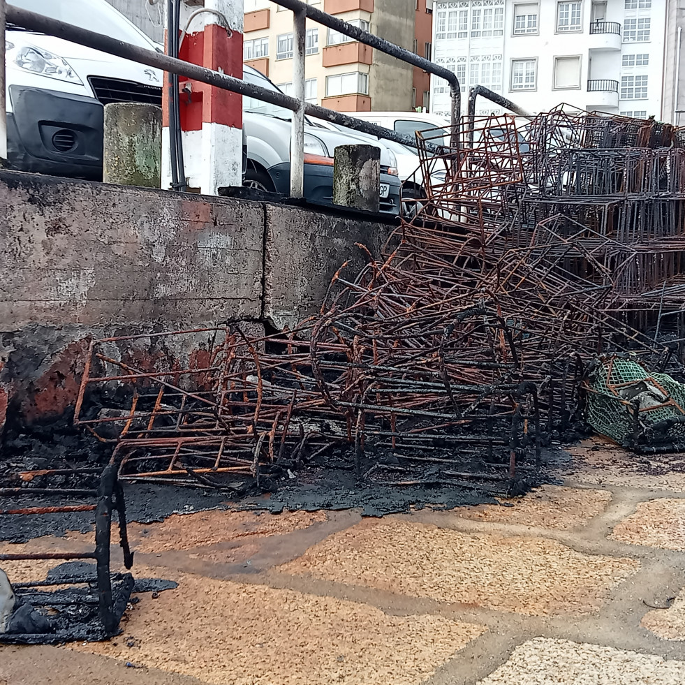 Valoran en unos 4.000 euros los daños de un incendio de nasas apiladas en el puerto de Ribeira