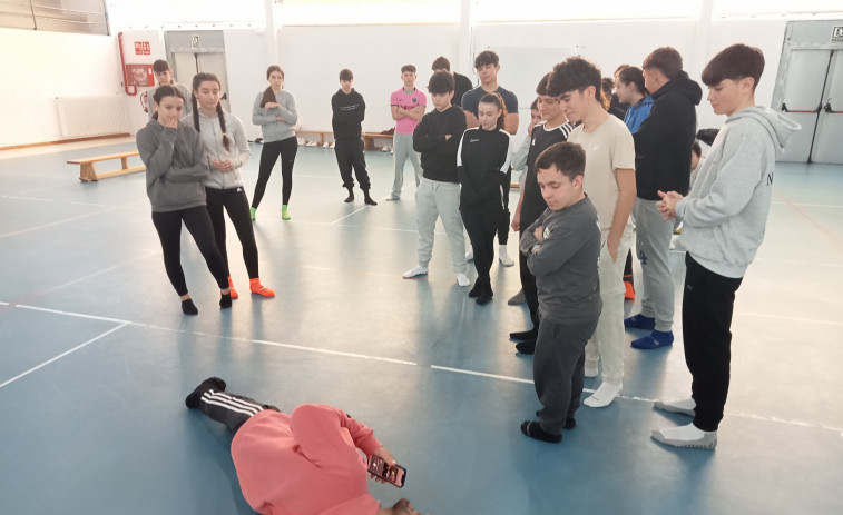 Fran Sieira promueve la igualdad de géneros y el rechazo a la violencia contra las mujeres en talleres de danza en el IES Nº1 de Ribeira