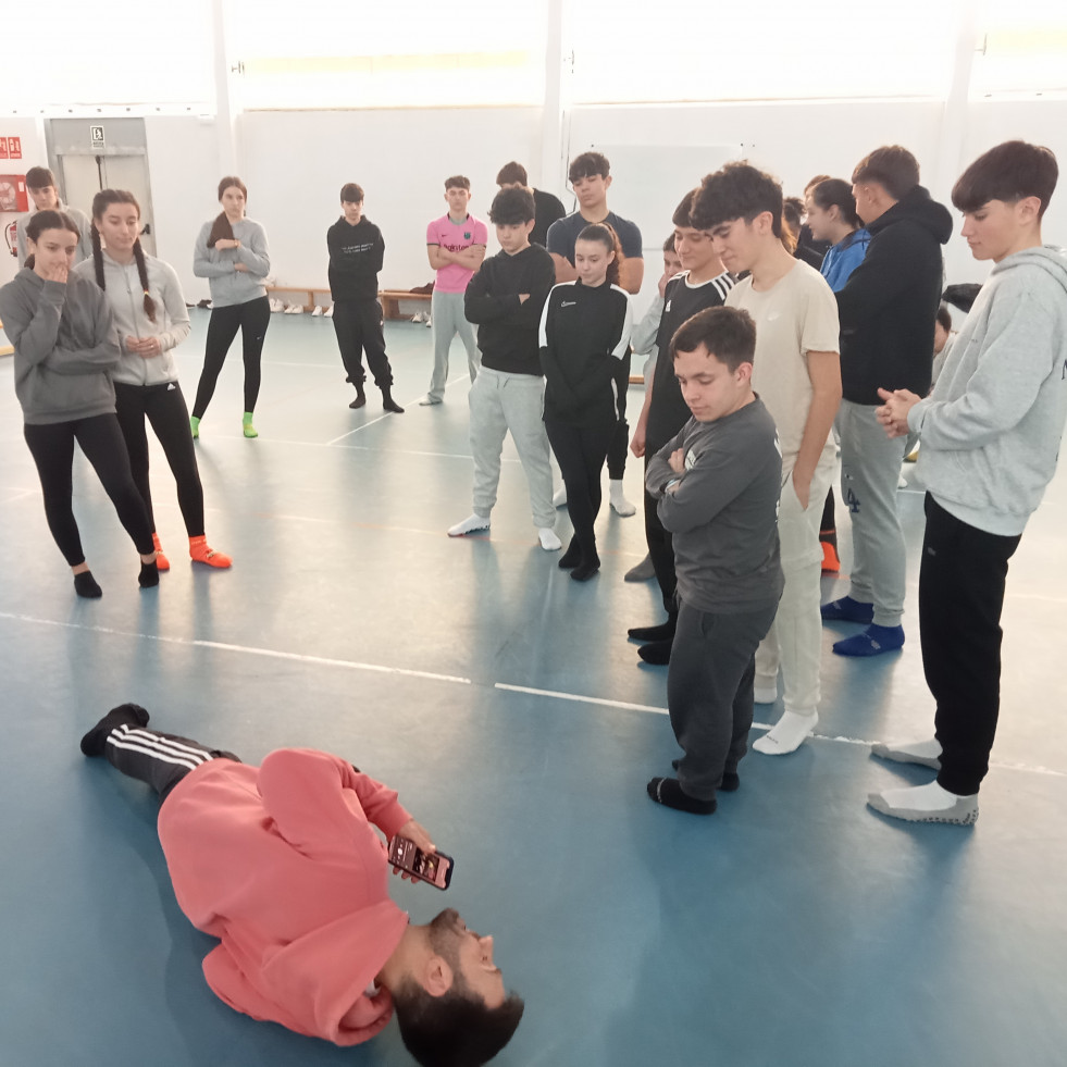 Fran Sieira promueve la igualdad de géneros y el rechazo a la violencia contra las mujeres en talleres de danza en el IES Nº1 de Ribeira