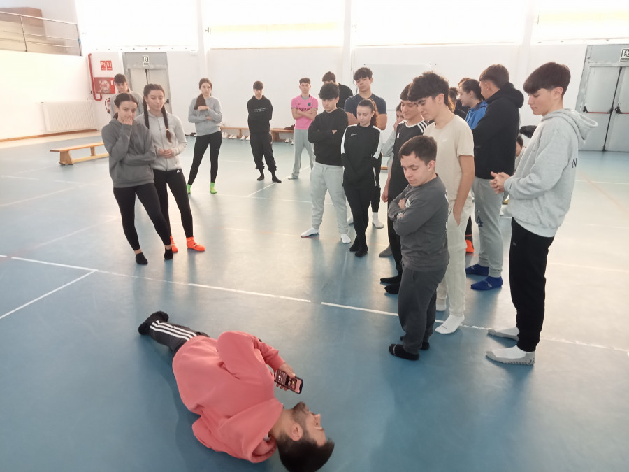 Fran Sieira promueve la igualdad de géneros y el rechazo a la violencia contra las mujeres en talleres de danza en el IES Nº1 de Ribeira