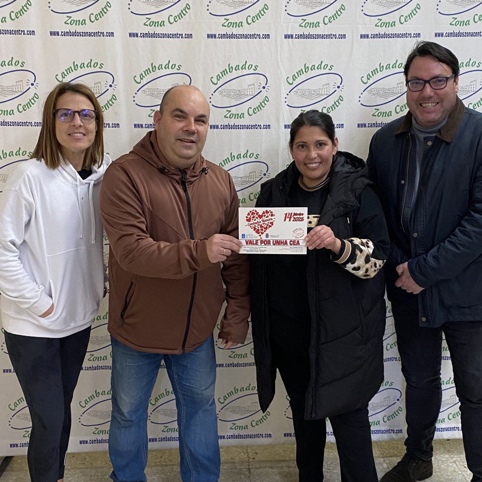 Cambados Zona Centro entrega el premio de su campaña por San Valentín