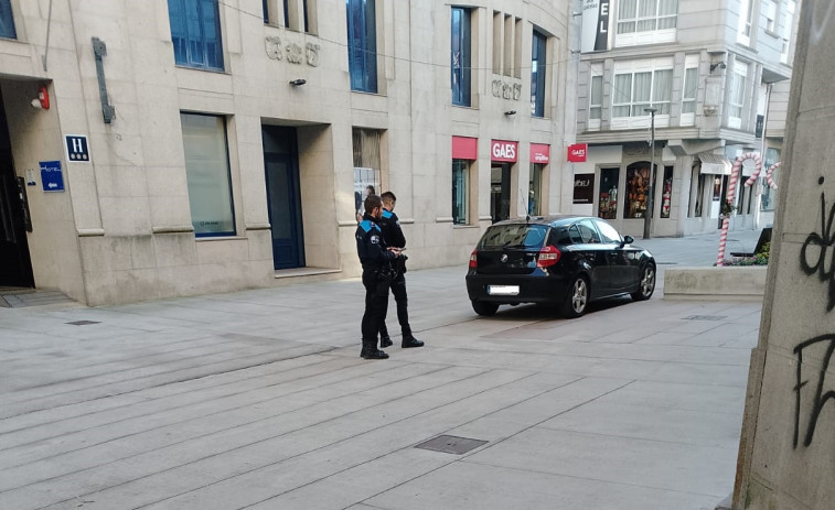 Aparcar en carga y descarga, en peatonales o en la zona afectada por el mercadillo: Estas son las infracciones más comunes en Vilagarcía