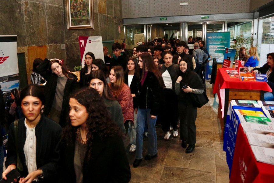 Más de 400 estudiantes buscan su futuro laboral y formativo en Vilagarcía