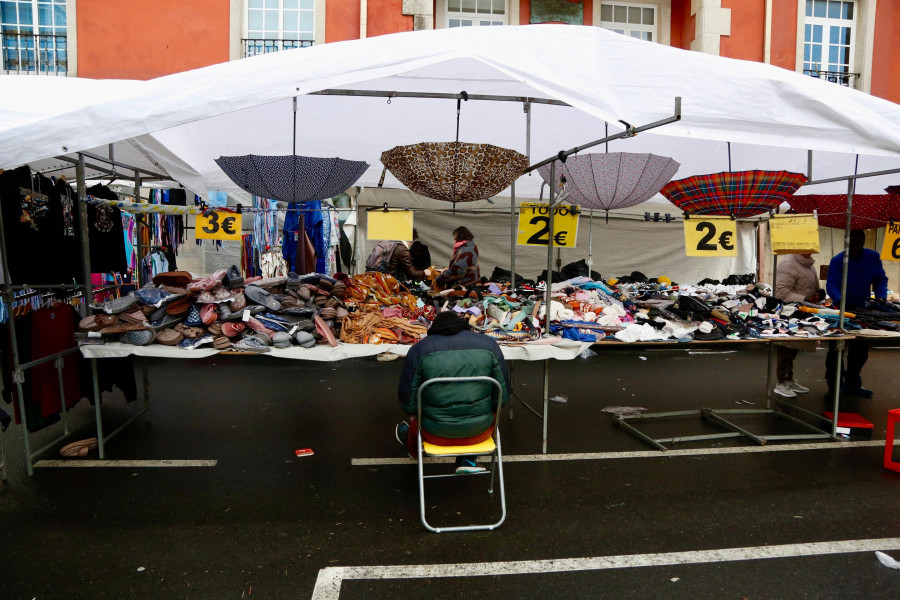 El mercadillo de Vilagarcía se apaga mientras que Cambados suma puestos y estudia una ampliación