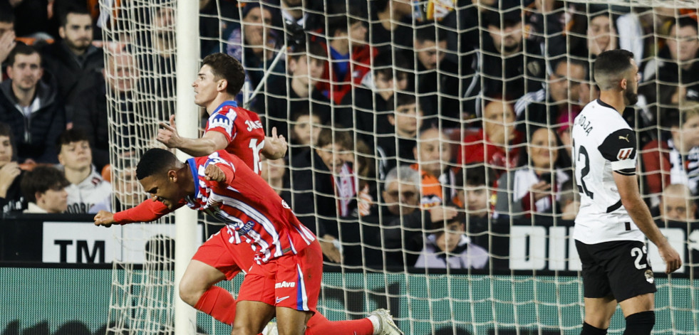 El Atlético de Madrid  noquea al Valencia en la primera parte del partido  (0-3)