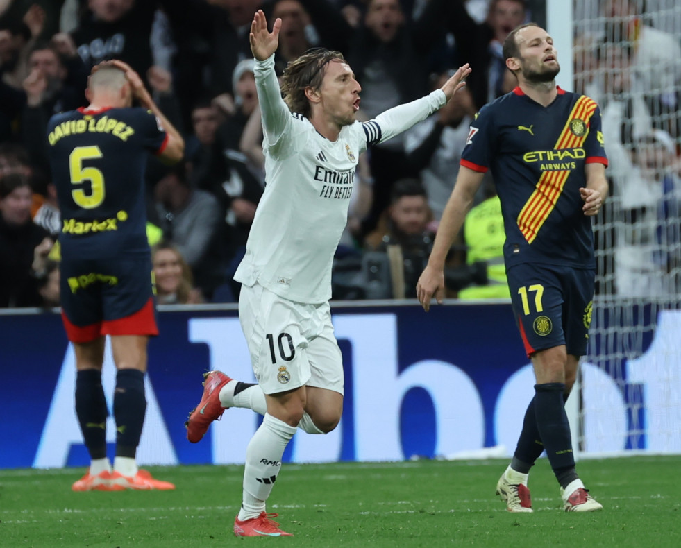 El centrocampista croata del Real Madrid Luka Modric (c) celebra el primer gol de su equipo durante el partido de LaLiga entre e