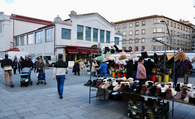 Los ambulantes achacan la caída del mercadillo de Vilagarcía a la dispersión de los puestos y al paso de vehículos