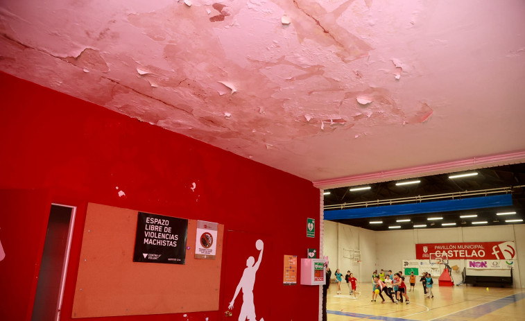 Qué verde era mi pabellón: Entre goteras, desconchones y charcos entrenan los clubs de baloncesto de Vilagarcía en Castelao