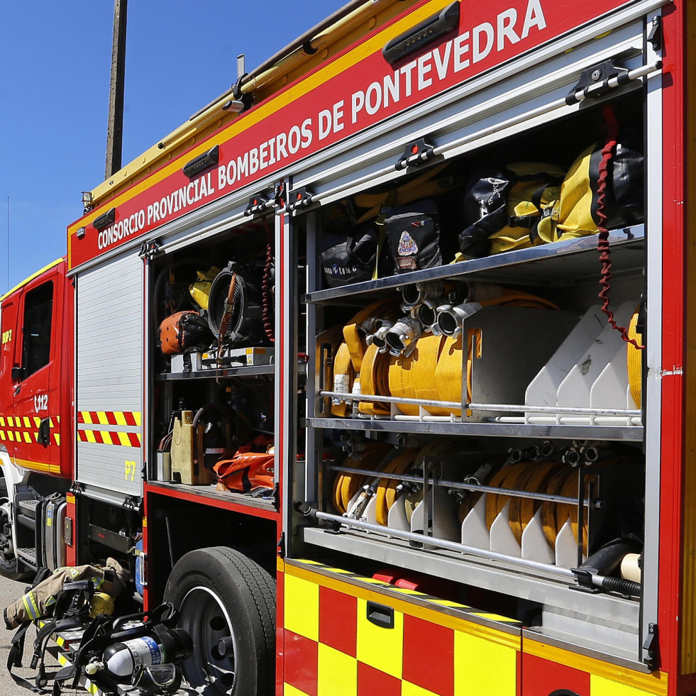 Arde un calentador en A Illa y un árbol cae y corta la pista hacia el monte Lobeira