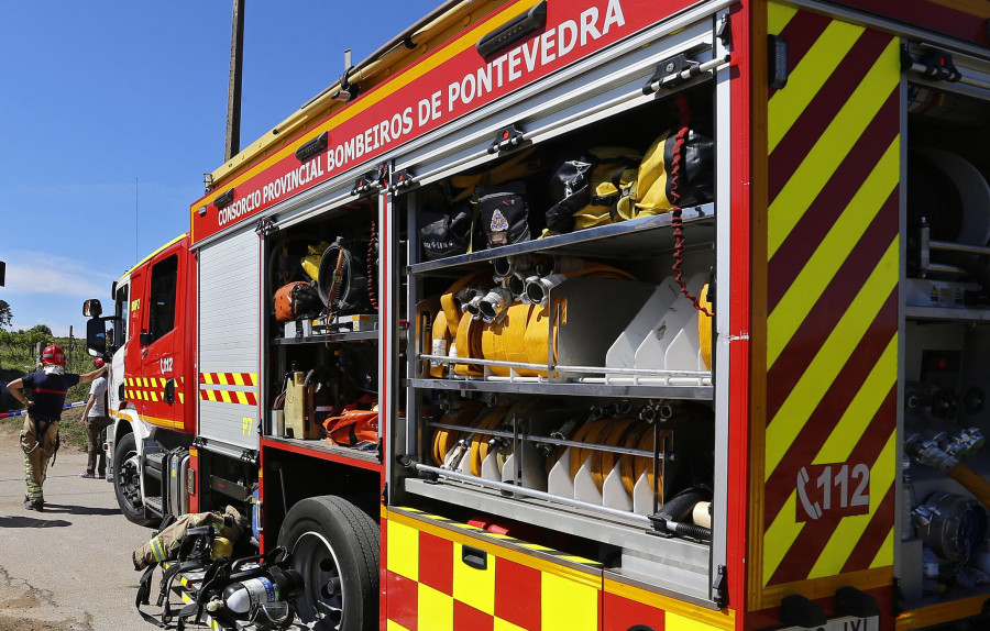 Arde un calentador en A Illa y un árbol cae y corta la pista hacia el monte Lobeira