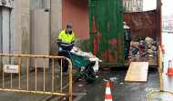 Inician las tareas de desescombro y desinfección en el edificio que fue okupa durante cinco años en Abesadas, en Ribeira