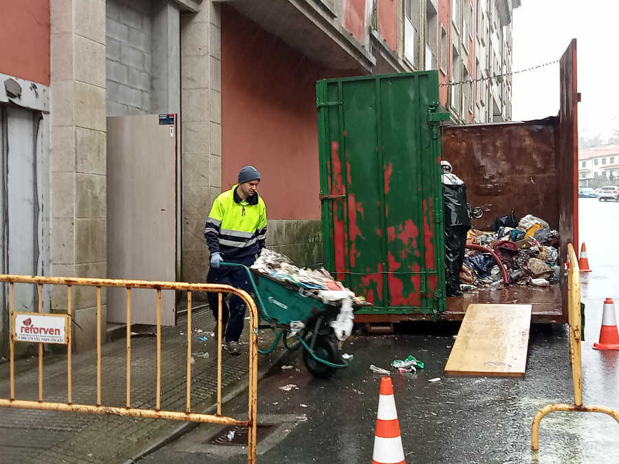 Inician las tareas de desescombro y desinfección en el edificio que fue okupa durante cinco años en Abesadas, en Ribeira