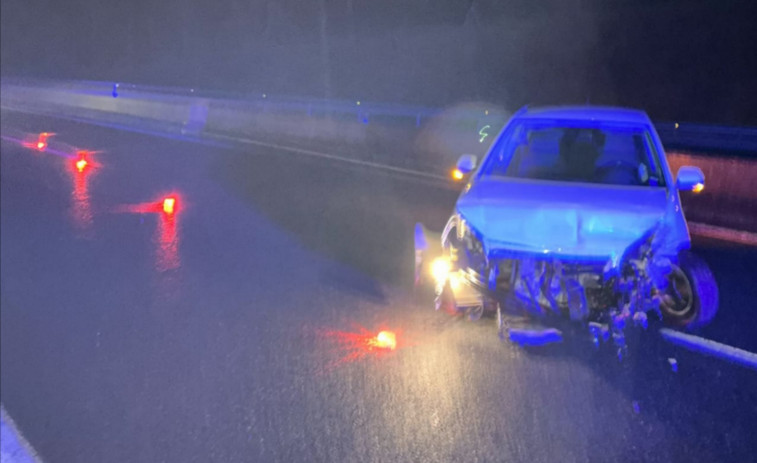 Alertan de noche por un coche atravesado en la Autovía do Barbanza tras sufrir un accidente en Rianxo