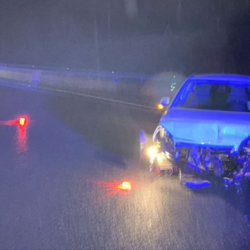 Alertan de noche por un coche atravesado en la Autovía do Barbanza tras sufrir un accidente en Rianxo