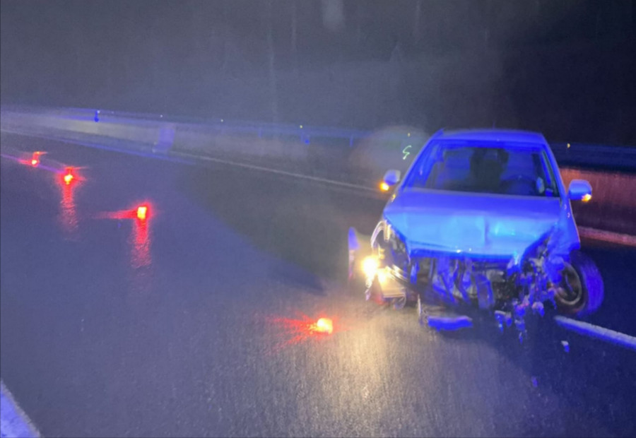 Alertan de noche por un coche atravesado en la Autovía do Barbanza tras sufrir un accidente en Rianxo