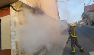 Un cortocircuito provoca un incendio en unos cables eléctricos en la fachada de una vivienda de la Rúa das Américas, en Aguiño