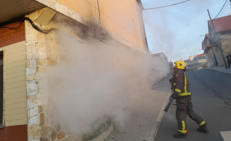 Un cortocircuito provoca un incendio en unos cables eléctricos en la fachada de una vivienda de la Rúa das Américas, en Aguiño