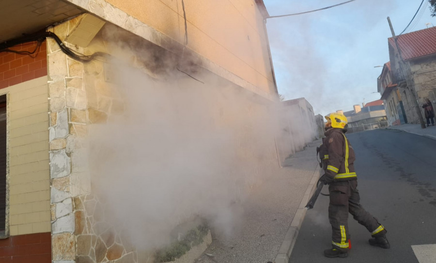 Un cortocircuito provoca un incendio en unos cables eléctricos en la fachada de una vivienda de la Rúa das Américas, en Aguiño