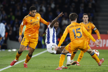 El delantero neerlandés de la Real Sociedad, Sheraldo Becker (2i), disputa el balón con los jugadores del Real Madrid