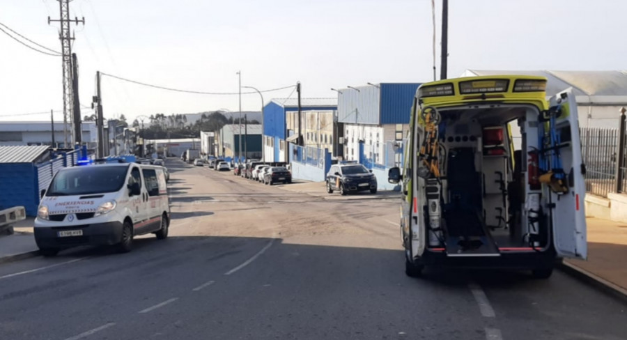 Trasladan al Hospital do Barbanza en una ambulancia a una mujer que sufrió un accidente laboral en una fábrica de Ribeira