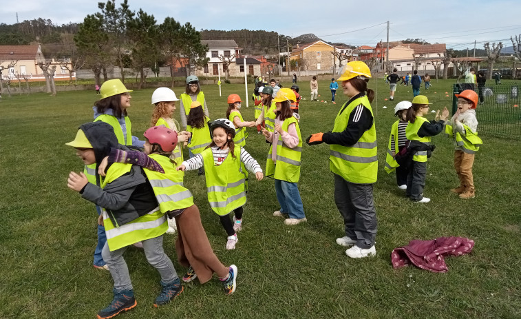 Reportaje | El colegio de Olveira tira de ironía del Carnaval acudiendo a clase con casco y chalecos reflectantes