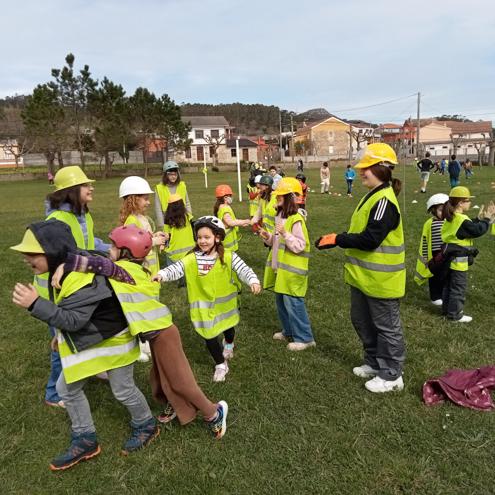 Reportaje | El colegio de Olveira tira de ironía del Carnaval acudiendo a clase con casco y chalecos reflectantes