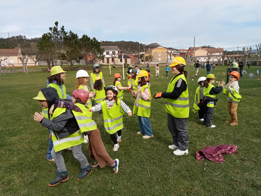 Reportaje | El colegio de Olveira tira de ironía del Carnaval acudiendo a clase con casco y chalecos reflectantes