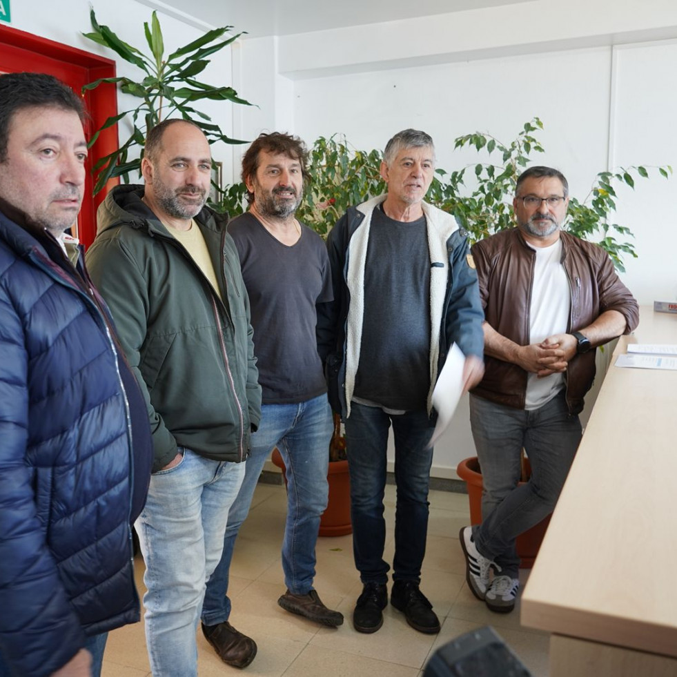 Convocan una manifestación por tierra y mar en A Pobra para reclamar la protección del marisqueo, frente a amenazas como Altri