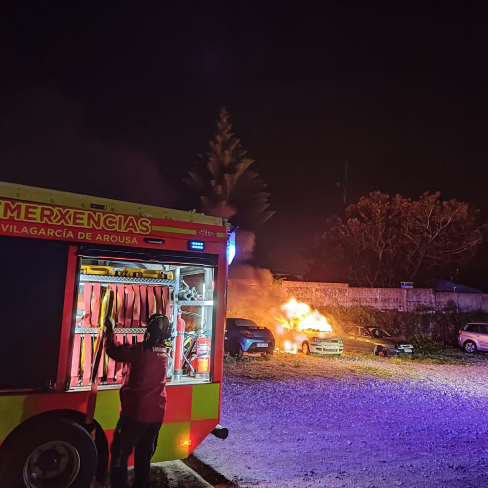 Arde un coche en la Finca Douro en Vilagarcía