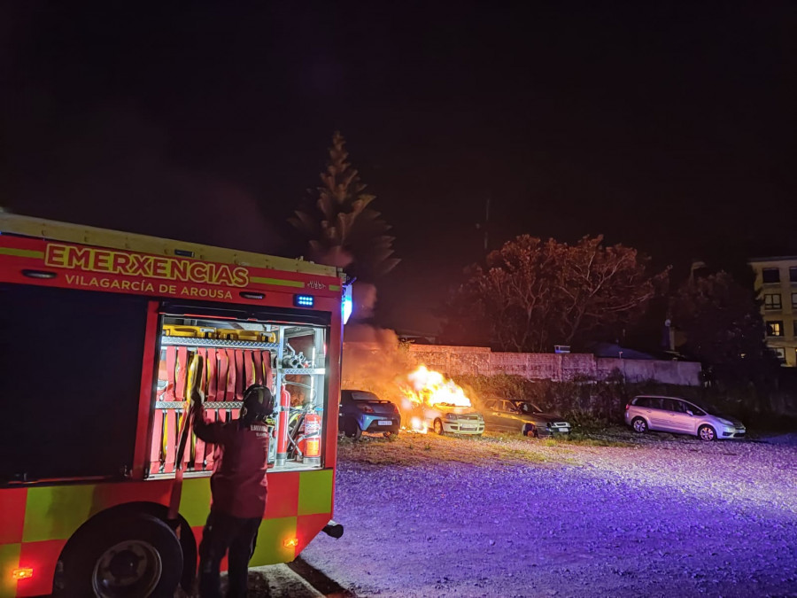 Arde un coche en la Finca Douro en Vilagarcía