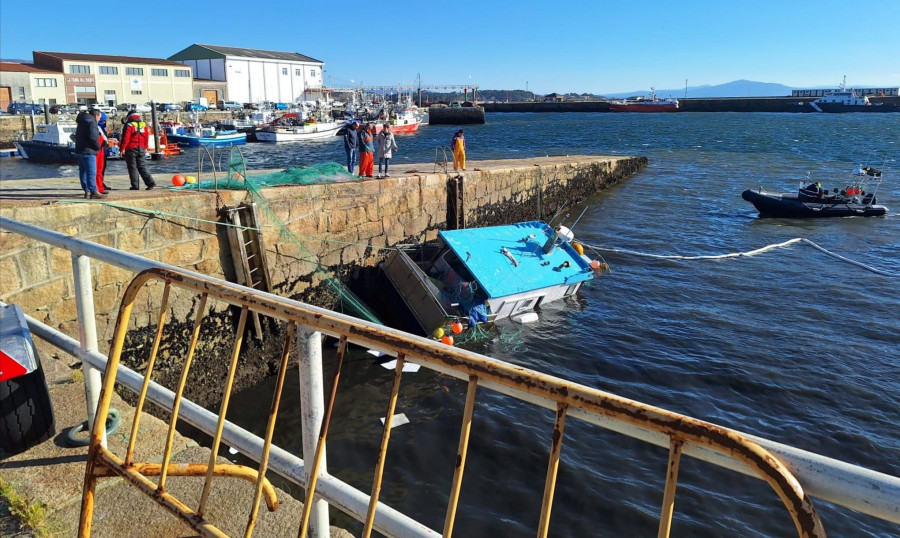 Investigan las causas del hundimiento de un pesquero en el puerto de Ribeira