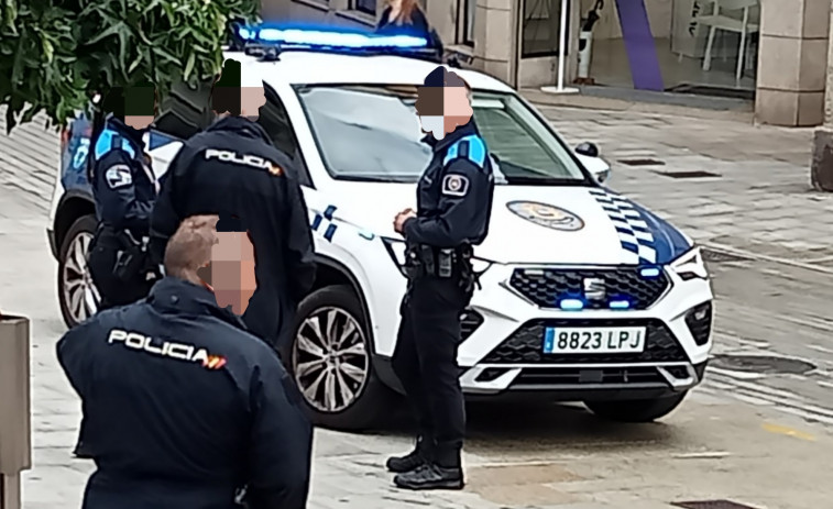 La Policía detiene a un joven acusado de amenazar en Ribeira al dueño de un local de copas con una katana