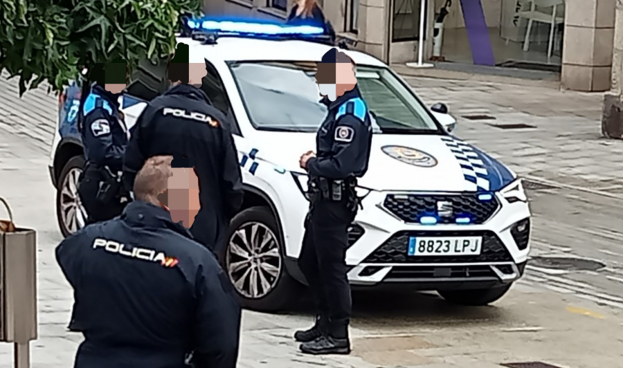 La Policía detiene a un joven acusado de amenazar en Ribeira al dueño de un local de copas con una katana