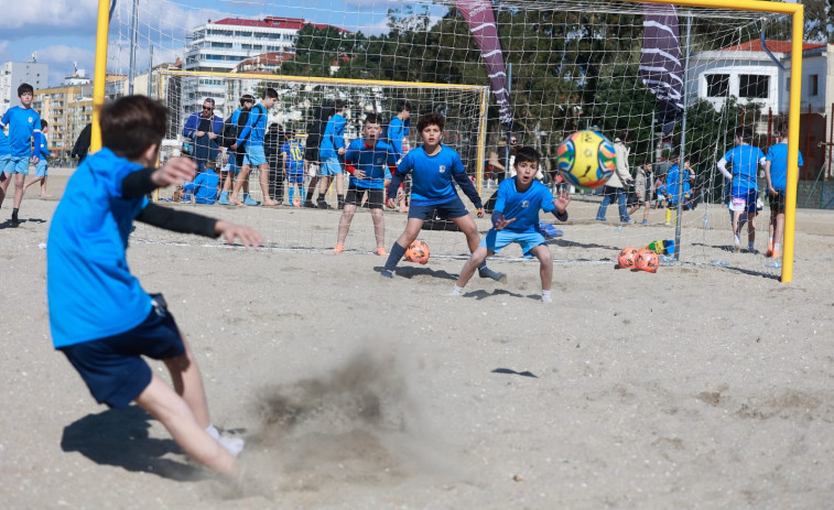 Un centenar de deportistas estrenaron los campos de fútbol playa de A Compostela