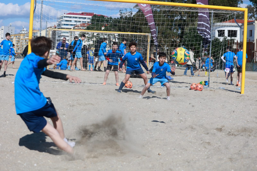 Un centenar de deportistas estrenaron los campos de fútbol playa de A Compostela