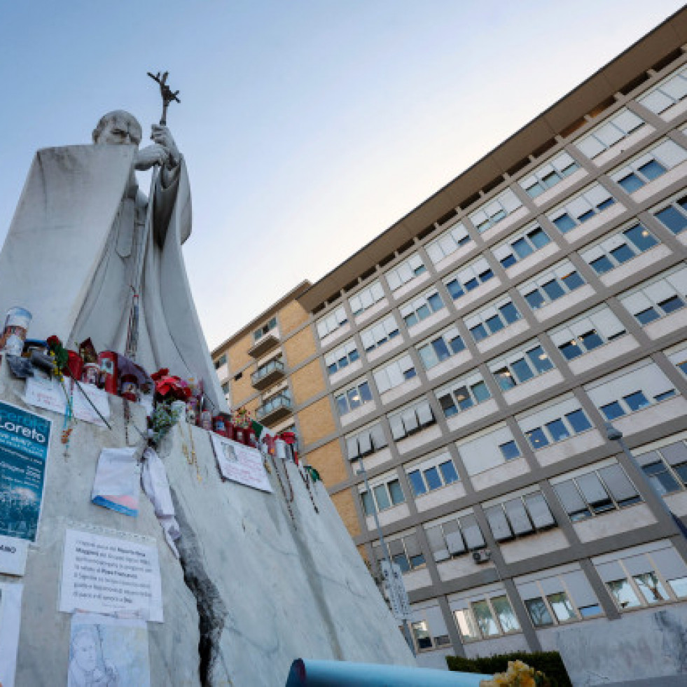 El papa descansa y pasa una noche tranquila en su tercera semana ingresado