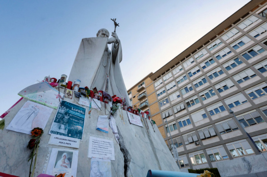 El papa descansa y pasa una noche tranquila en su tercera semana ingresado