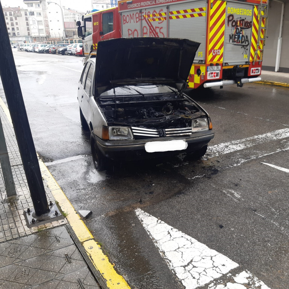 Arde un coche en marcha en la Rúa Vila Janer y su único ocupante sale ileso del mismo