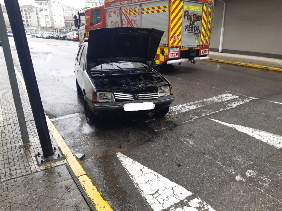 Arde un coche en marcha en la Rúa Vila Janer y su único ocupante sale ileso del mismo